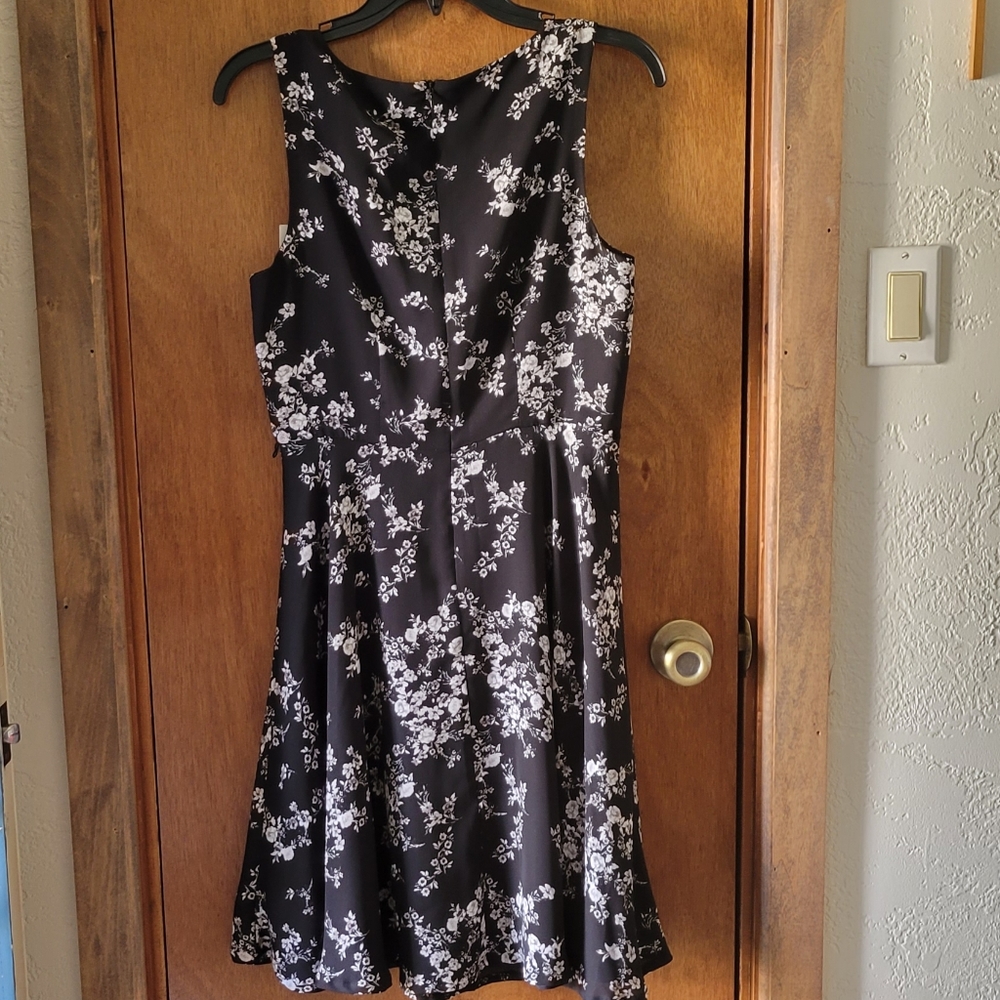 Juniors black and white floral dress - Picture 2 of 4